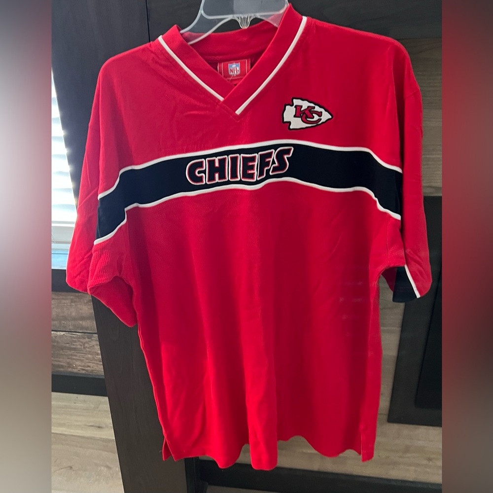 NFL Chiefs Red V-Neck Shirt Men’s size L NWT